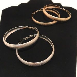 2 pairs of hoop earrings
